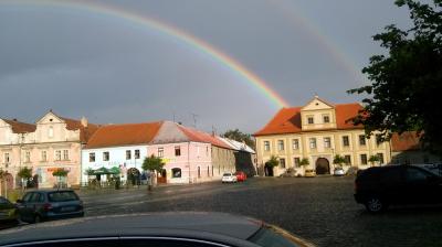 duha nad městem