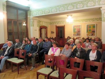 přihlížející jednání