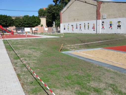 jižní stěna sokolovny, kde bude také omezen provoz