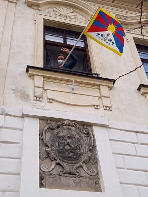 Vlajka pro Tibet na velvarské radnici
