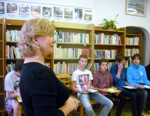 Knihovnice vysvětluje