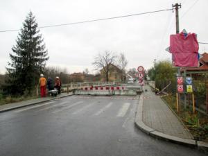 Z hlášení městského rozhlasu - zahájení prací na provizorním mostu přes Bakovský potok